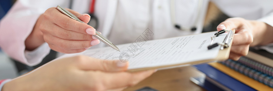 医生列表签署医疗合同的女医生和病人人数背景