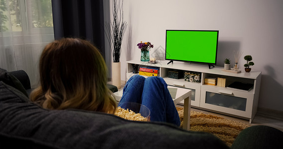 夏普电视坐在旁观绿色夏洛玛关键屏幕上的妇女背景