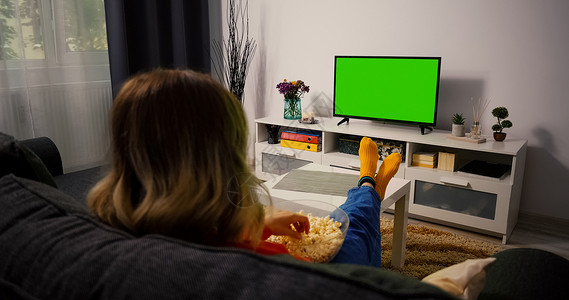 夏普电视女性观看绿色夏洛玛键屏幕电视 放松背景