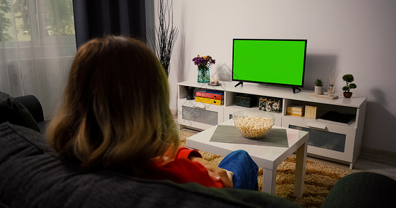 绿色的电视女孩观看绿色夏洛玛键屏幕电视背景