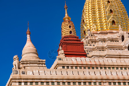 在缅甸巴甘的蓝天下 美丽的阿南达寺庙细节高清图片