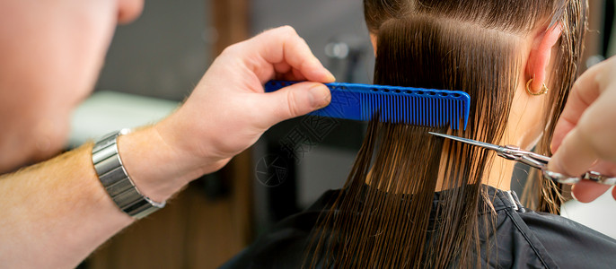 理发师剪长头发女人美容师造型师发型治疗店铺女孩剪刀服务顾客理发女士高清图片素材