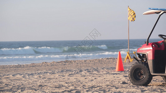 审车救生员红色皮卡 救生员汽车 在沙滩上 加利福尼亚海滨美国气氛救命波浪海岸民众安全救援电视旗帜四边形背景