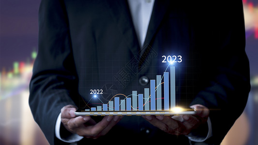 商务人士展示股市条形图成长为目标 商业金融概念 商务人士的手展示成功图 股票每年都在增长 并为 2023 年设定目标背景图片