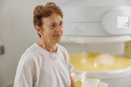 在医疗诊所进行核磁共振或CT扫描后 快乐的女病人在看病时图片