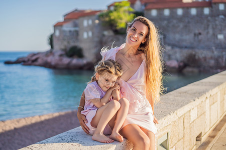 母亲和女儿游客在美丽的景色背景下圣史蒂芬岛 布德瓦里维埃拉 布德瓦 黑山的 前往黑山的概念父母建筑海滩旅行公园建筑学妈妈地标闲暇欧洲高清图片素材