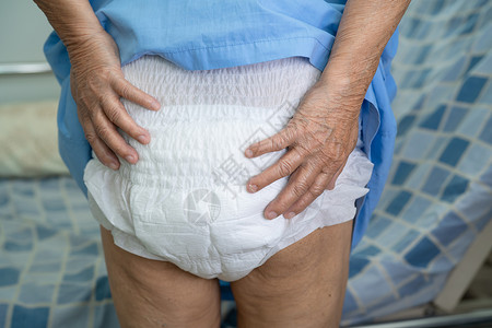 亚洲老年人或老年老年妇女患者在护理医院病房内穿着无节欲尿布 健康有力的医疗概念强健 16人员感染弱点卫生间控制尿液伤害疾病女士内背景图片