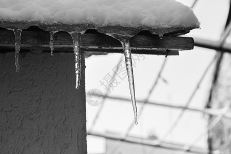 屋顶上覆盖着雪冰柱的屋顶与世隔绝的特写冰川建筑季节房子蓝色水晶天气寒冷的高清图片素材