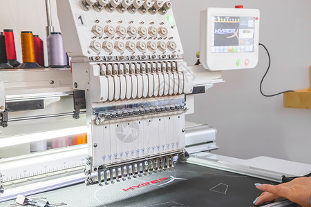 工厂直招刺绣机工艺人手女裁缝模特系列部分工具棉布穿线机械背景