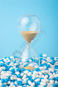 药片堆积如沙子时钟背景图片