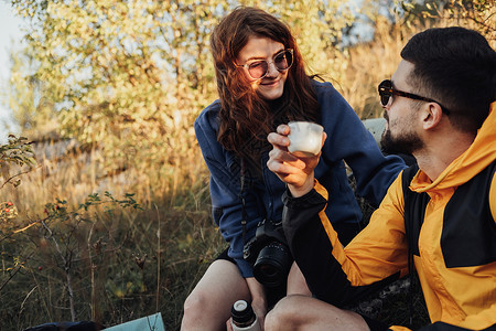 男男女女青年旅行夫妇在Hike喝热茶时停了下来 从热水里喝热茶图片