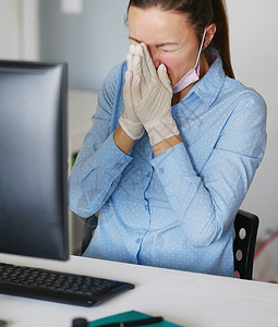 穿着面罩和咳嗽的笔记本电脑 在家或办公室工作 关上门危险工人流感员工女士发烧面具保健女性喷嚏女商人高清图片素材