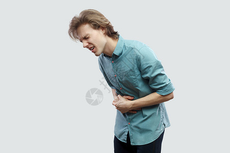 情绪年轻男子站在灰色背景上冒号腹部保健工人便秘疼痛问题腹泻胃炎人士图片