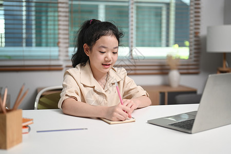 小亚洲女孩在家用笔记本电脑上网学习 校对 Soup明亮的高清图片素材