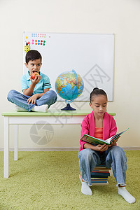 学龄前儿童在桌桌边玩书本游戏孩子们教育童年学习微笑幼儿园班级意义男生学校人高清图片素材
