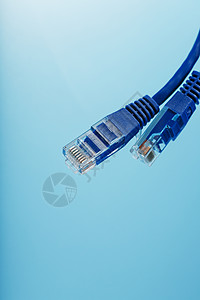 Ethernet 电缆连接器 Patch 绳索线紧贴在蓝色背景上 有自由空间局域网布线硬件路由器服务器网络技术绳索商业速度联网高清图片素材