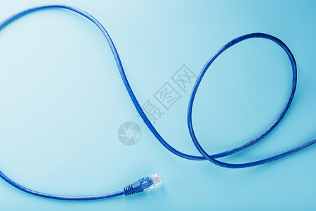 Ethernet 电缆连接器 Patch 绳索线紧贴在蓝色背景上 有自由空间电讯服务器布线路由器技术绳索宽带商业插座金属互联网高清图片素材