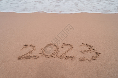 2023新年即将到来 沙滩背景是日落的 规划或制定新的生活解决方案的新开始背景图片