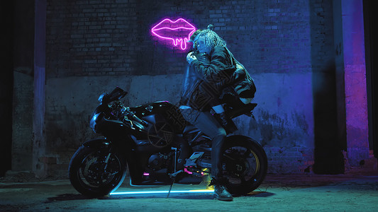 自行车上恋人一个恋爱中的女孩和一个男人坐在一辆超级运动摩托车上 在霓虹灯的背景下调情拥抱辫子赛车手司机速度发动机男性桦木摩托恋人运输背景