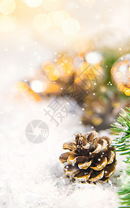 常绿冷杉圣诞装饰品 雪中的松果 有选择的焦点庆典新年背景木头装饰玩具季节风格假期蓝色背景
