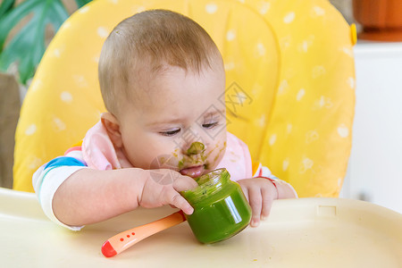 小宝宝在吃花椰菜 有选择的专注点横幅水果早餐快乐勺子母亲微笑孩子香蕉孩子们学步的儿童高清图片素材