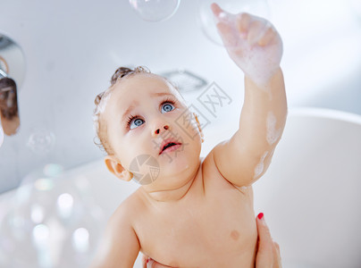 不想理你我不想打破你的泡沫 但我是最可爱的 一个可爱的男婴在家洗澡的镜头背景