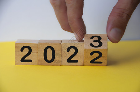 2023年快乐新年符号 手把立方体从2022年变成2023年 复制空间 新年概念庆典战略季节居住数字成功时间保险假期商业改变高清图片素材