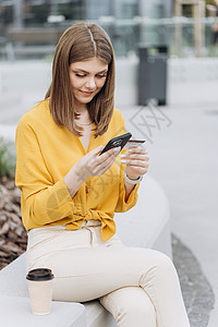 年轻白人白人女性使用数字移动设备持有信用卡并在线购买 网上购物的垂直照片 将银行卡号键入智能手机的女性手背景图片