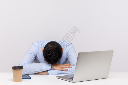 坐在办公室和工作着的情感男人说谎男性夜班自由职业者小憩压力电脑桌子员工工人职场高清图片素材