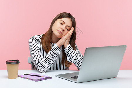 有情感的年轻女性 坐在办公室工作 有粉红色背景活力工人小憩时间休息失眠电脑黑发就寝员工午睡高清图片素材
