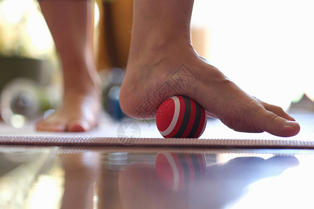理疗瑜伽脚部超移动肌肉与按摩球闭合的近距离松紧背景