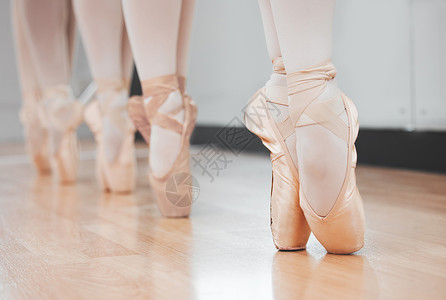 芭蕾舞演员可能让它看起来很容易 但我们都知道它绝非如此 一组芭蕾舞演员穿着足尖鞋练习套路的镜头背景图片