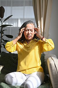 心烦意乱的中年妇女患有头痛 偏头痛或头晕 医疗保健和人的概念图片