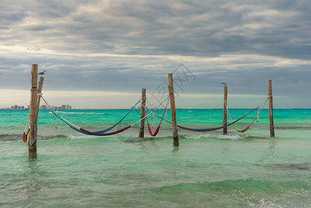 在加勒比海 墨西哥 Hammocks挂在柱子上吊床全景太阳可可热带海景海滩别墅蓝色孤独背景图片