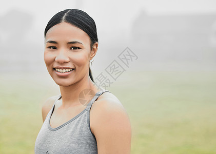 工作总是让我心情好点 剪裁出一个有吸引力的年轻女运动员在外面锻炼的肖像画背景图片