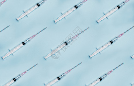 一次创造一个更安全的空间 一个疫苗 一组注射器 在蓝色背景下 (笑声)背景图片