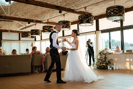 新娘和新郎的第一次婚礼舞裙子旋转大厅马夫舞蹈夫妻地面套装宴会餐厅背景图片