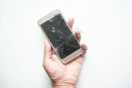 手持手机样机场景男子手持破损的智能电话 用白色背景背景