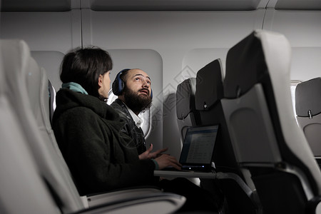 坐飞机上准备在飞机上起飞的旅游男旅客背景