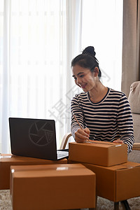网上年轻女性卖方准备将产品包裹箱交付给客户的在线青年销售商亚洲人高清图片素材