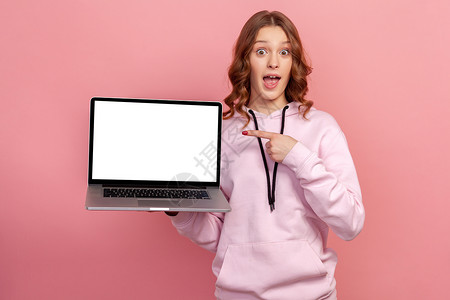 粉红色背景的年轻情感女性的肖像网站笔记本女士博客电脑视频技术社交网络互联网购物白种人高清图片素材