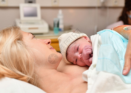 在医院分娩后 母亲和新生儿的皮肤与出生后的皮肤哭泣皮革男生绳索新生父母女士女孩童年母性身体高清图片素材