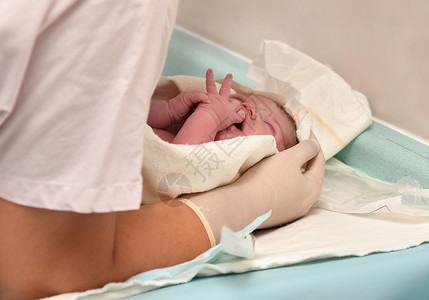 分娩后新生儿护理护理员;婴儿产后护理家庭高清图片素材