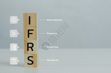 结算审计表木制立方体 IFRS 国际财务报告标准与表和复制空间 商业财务概念背景