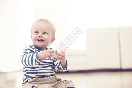 每天都在学习 一个可爱的小男孩在家的地板上玩木头块游戏呢幸福高清图片素材