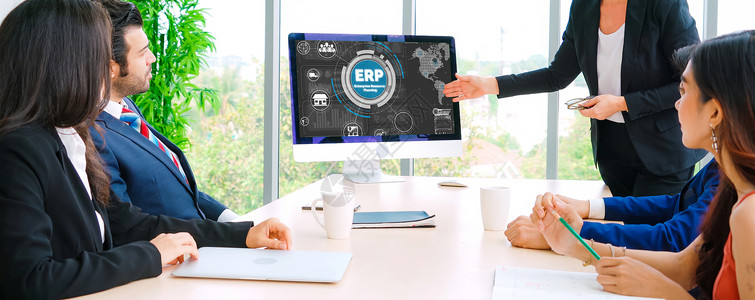 适用于现代企业的 ERP 企业资源规划软件屏幕计划生产办公室工人小样解决方案战略男人服务人类高清图片素材
