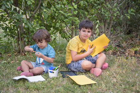 回到学校 两个快乐开朗的孩子 一个手里拿着笔记本和颜料的小学生在公园里幸福学生童年女孩女性友谊女学生微笑最好的朋友背包快乐的高清图片素材