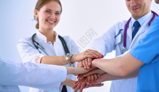医生和护士在医疗团队中搭配双手工作室团体成年人男人女性会议精神脖子药品男性微笑高清图片素材