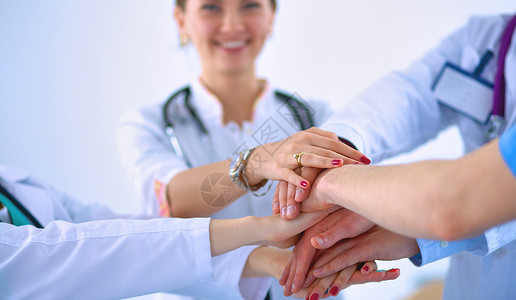 医生和护士在医疗团队中搭配双手微笑成年人团体朋友们男性女性联盟同事圆圈药品大的高清图片素材