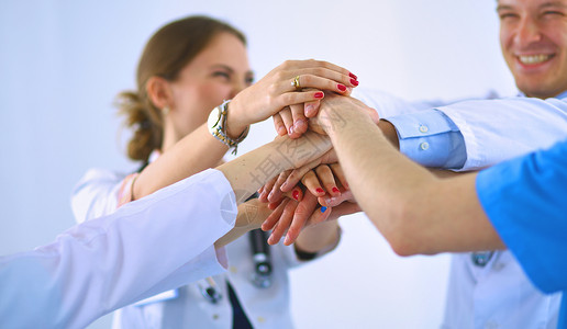 医生和护士在医疗团队中搭配双手成年人药品护理脖子团体会议精神微笑朋友们女性孤立高清图片素材